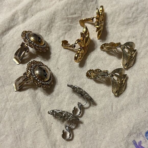4 Pair Vintage Clip On Earrings - Unmarked / Unsigned - Picture 5 of 11